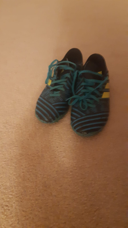 Turf shoes - boys - very good condition in Soccer in Peterborough - Image 3