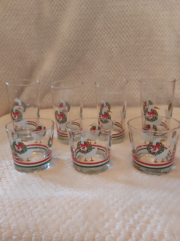 Vintage 1980's Libbey Set of 7 Christmas Goose & Wreath Glasses! in Arts & Collectibles in Saint John