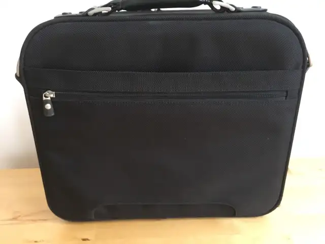 Sac petit portable DELL Small laptop bag in Other in City of Montréal - Image 3