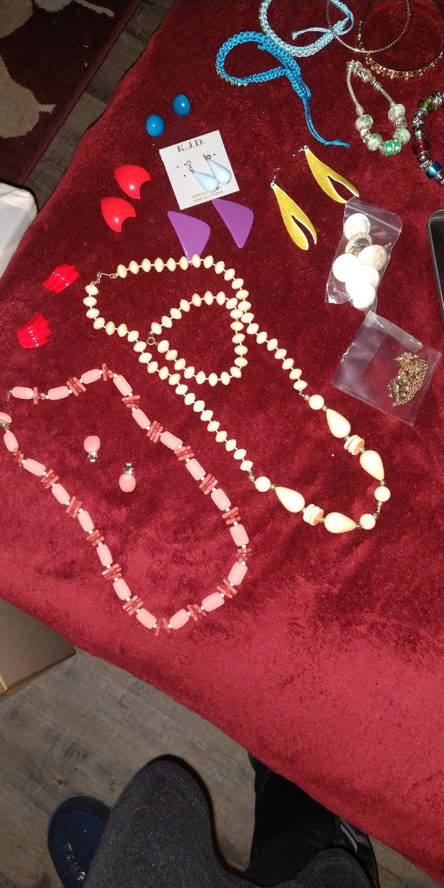 Lots colliers, bracelet et boucle d'oreille 60$ dans Bijoux et montres  à Trois-Rivières - Image 2