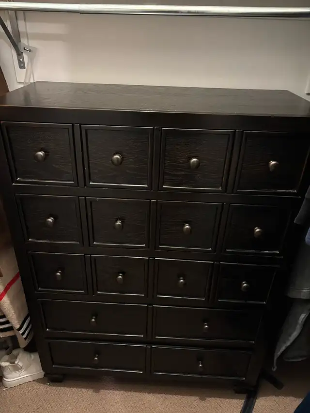 Dresser solid wood in Dressers & Wardrobes in Oakville / Halton Region - Image 2