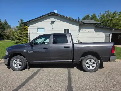 **Located in Nipawin** 2016 Dodge Ram Hemi ST Crew Cab 4WD Color: Charcoal Grey Bought used in Oct 2...