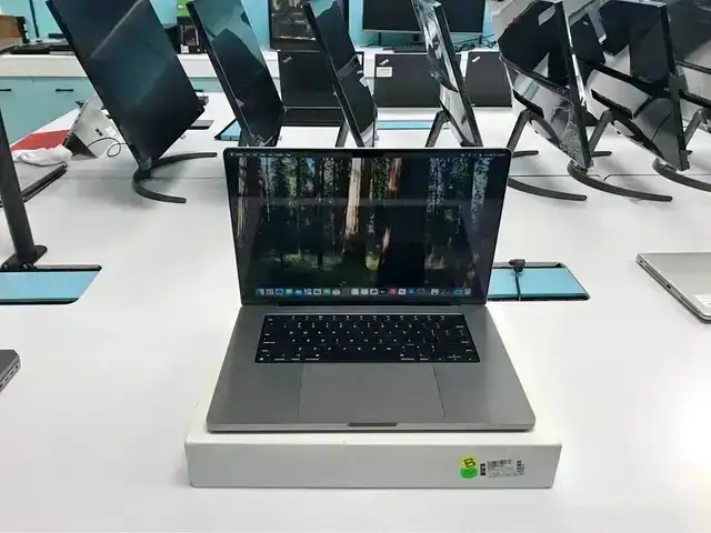 Apple Macbook Pro A2485 | 2021 | M1 Pro | 16" hot sale now in Laptops in Markham / York Region - Image 2