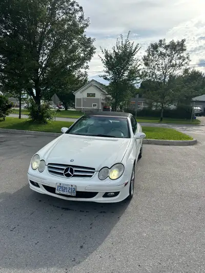 Experience luxury and style with this 2006 Mercedes-Benz CLK350 Convertible. This hard-to-find conve...