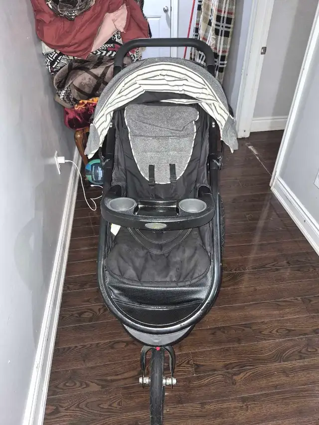 Baby stroller and it's in good condition  in Strollers, Carriers & Car Seats in Mississauga / Peel Region - Image 2