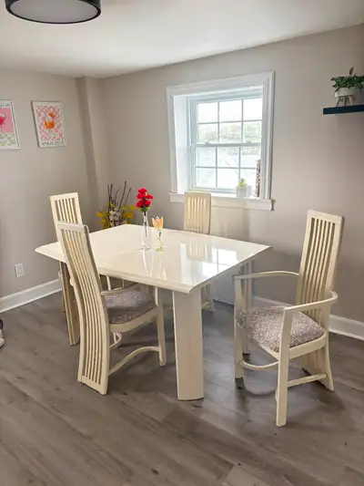Table de cuisine avec 4 chaises à vendre 75$ payer 150$ doit venir chercher !