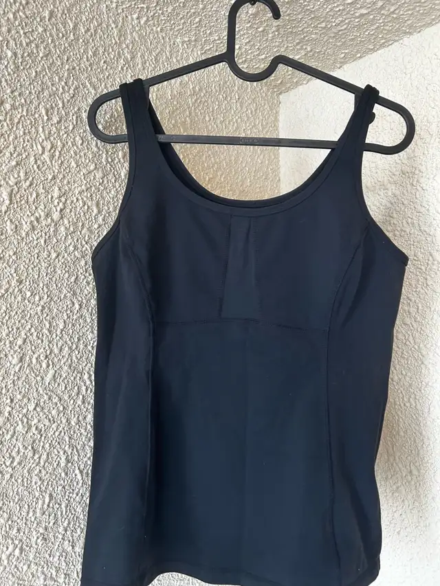 LuLu Lemon gym shirt in Women's - Tops & Outerwear in City of Toronto - Image 2