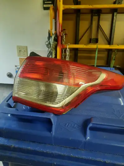 Feu arrière côté droit Ford escape 2013 a 2016 petite cassure