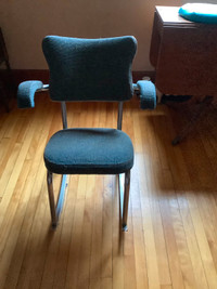 chaise berçante retro en chrome