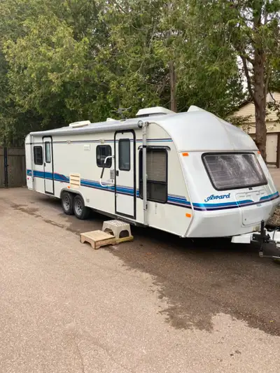 Award trailer 1995, 30 Ft long. dry weight 4200 lbs. total 6000 lbs. Full size queen island bed, lot...