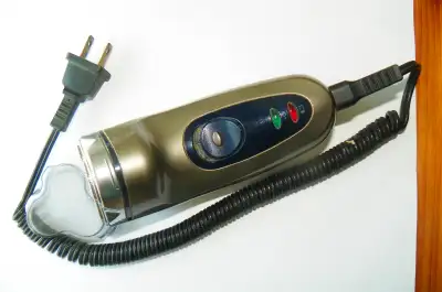Philips Electric Shaver in good condition. (*Please read the ad fully before responding.) Includes e...
