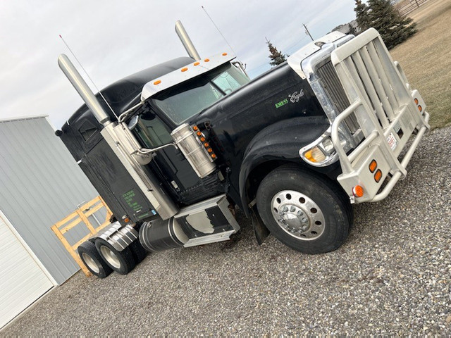 Used  2014 International 9900i Sleeper in Heavy Trucks in Calgary - Image 2