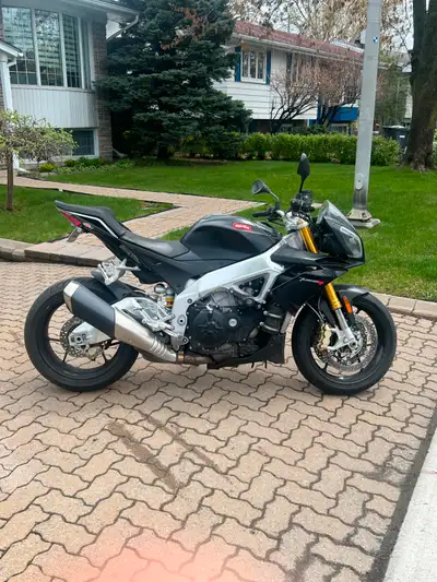 Description en français suivant la description en anglais. For sale: 2013 Aprilia Tuono V4 R APRC –...