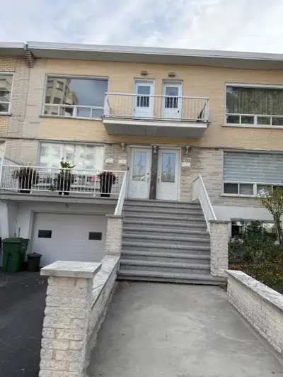Grand 3 1/2 fraîchement rénové au 2e étage d'un TRIPLEX.. Disponible immédiatement. Frais peint en b...