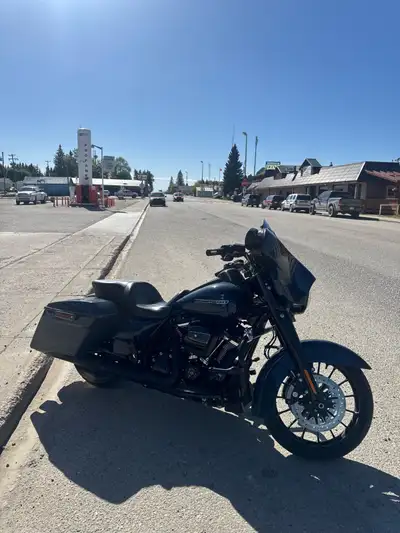 2018 street glide special. Billiards Blue. Has just under 10k km. All stock minus the seat was chang...