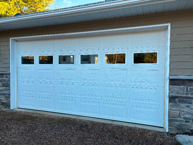 Insulated Garage Door with Opener and Hardware in Garage Doors & Openers in Pembroke - Image 2
