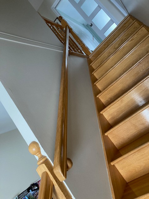 Poteaux et rampe d'escalier intérieur colonial en chêne dans Planchers et murs  à Trois-Rivières - Image 2