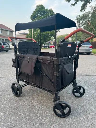 Neuf, jamais utilisé. Wagon 4 places avec rangements multiples, poignées à hauteur ajustable. Se pli...