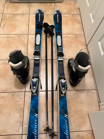 Ensemble de ski usagé, en bon état. Bottes Dalbello, grandeur 6 US Skis Dynastar Exclusive 8, 153 Ba...