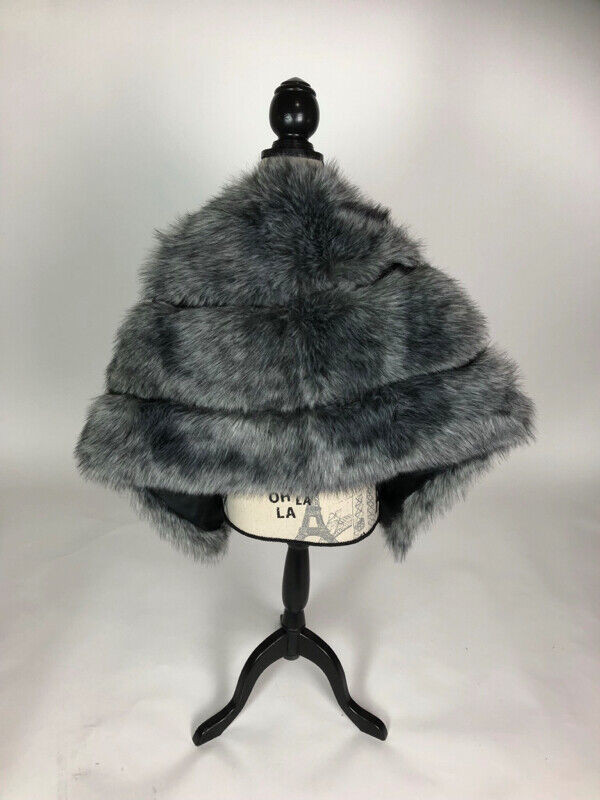 Vintage Style Women’s Grey Faux Fur Wrap - Mint in Women's - Tops & Outerwear in Winnipeg - Image 2