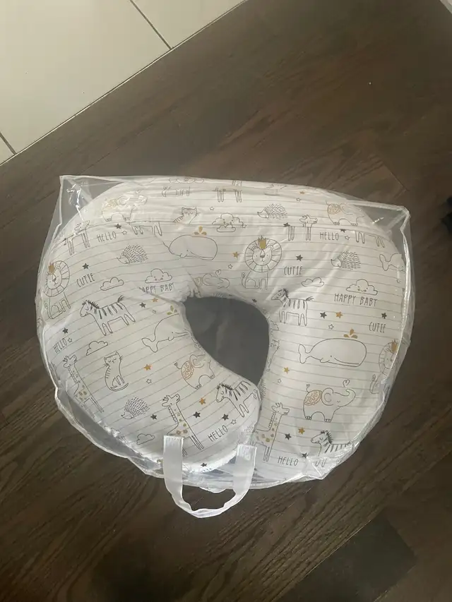 Nursing pillow in Feeding & High Chairs in Mississauga / Peel Region - Image 5