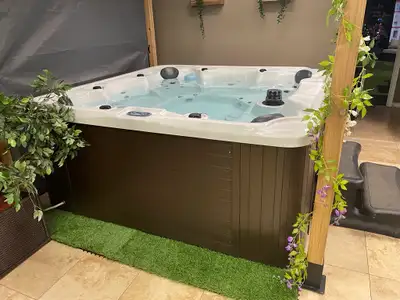 FLOOR MODEL HOT TUB SUPERIOR 7-PERSON 46-JET 45% OFF MSRP PRICE: - REGULAR $14,000 - ON SALE FOR $7,...