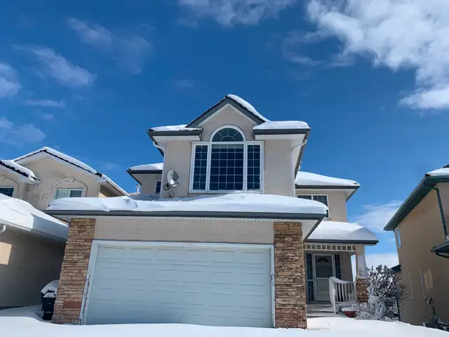 Pet Friendly Beautiful 4 Bedroom 2.5 Bath Main Floor