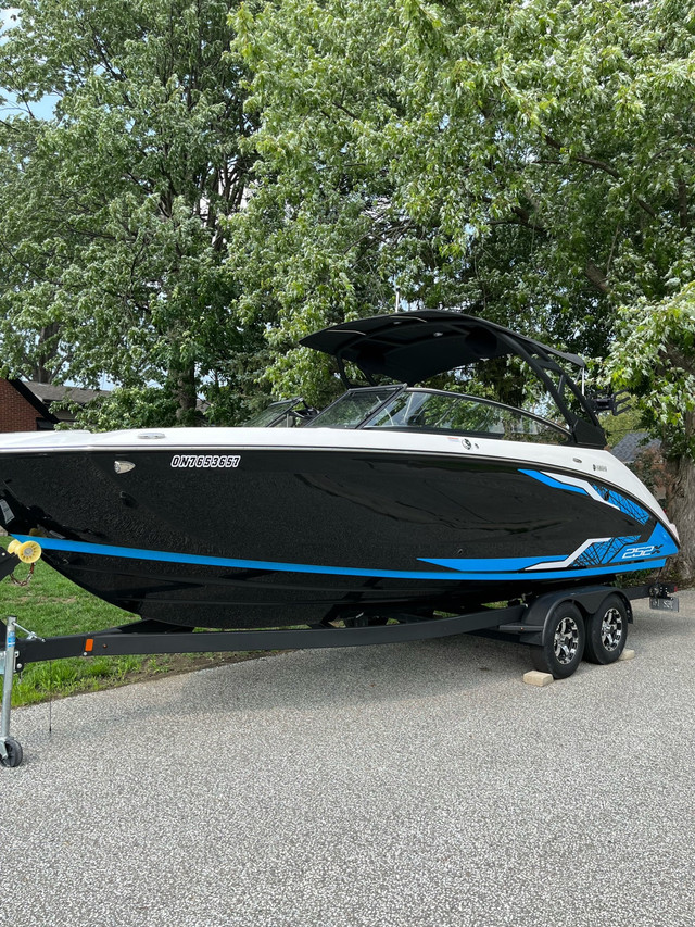 2021 Yamaha 252XE Jet Boat (only 24 hours) in Powerboats & Motorboats in Leamington