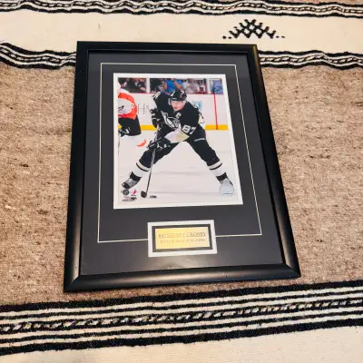 Voici une photo encadrée de Sidney Crosby des Penguins de Pittsburgh, idéale pour tout amateur de ho...