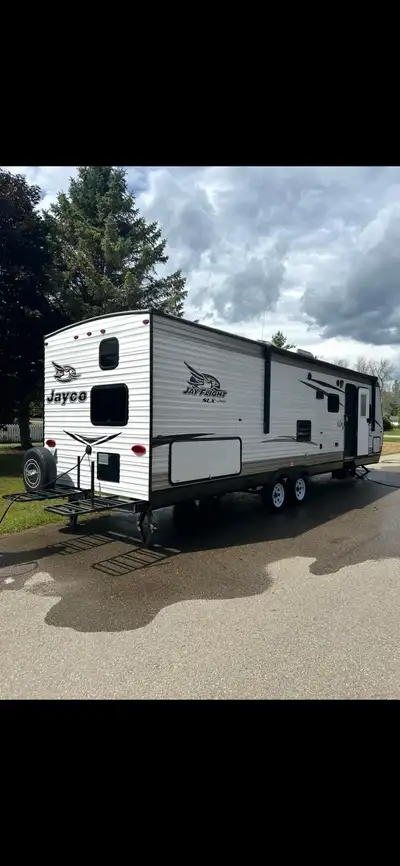 2017 Jayco 28 ft trailer. Camper has bunk beds , stand up shower, master bed room, two fridges, two...