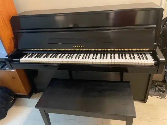 Yamaha Piano. Full size. 88 keys. With storage bench. in Pianos & Keyboards in City of Toronto - Image 2