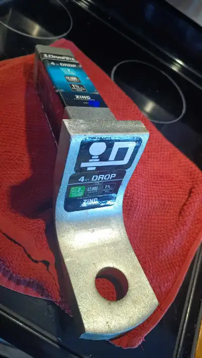 Voici un attelage Draw-Tite d'occasion, idéal pour vos besoins de remorquage, avec une chute de 4 po...