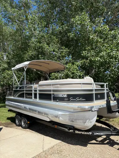 This pontoon boat is in excellent condition and ready to enjoy! Upholstery is in perfect condition a...