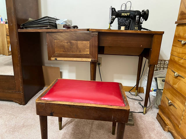 Sewing machine in Hobbies & Crafts in Edmonton - Image 3