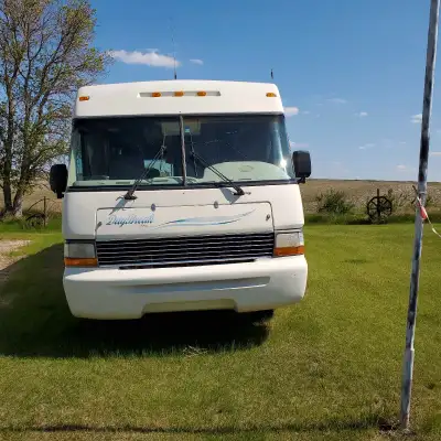 34ft motorhome with generator, AC awning, hydraulic leveling jacks, backup camera, sleeps 6, back be...