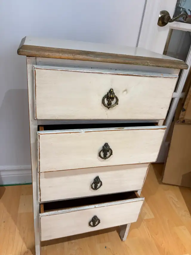 ANTIQUE: Petit bureau, table de chevet/ Small desk, night table in Desks in Longueuil / South Shore - Image 3