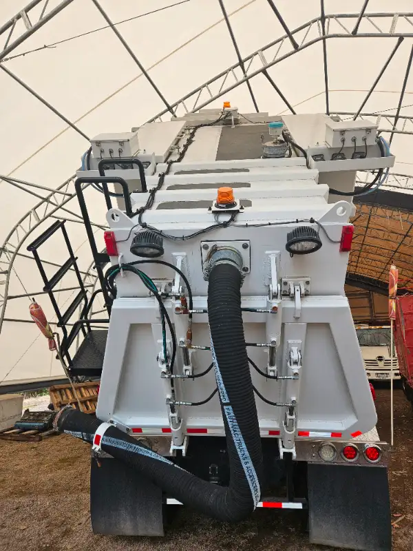2006 Peterbilt FastVac Mini Hydrovac in Heavy Trucks in Terrace - Image 11