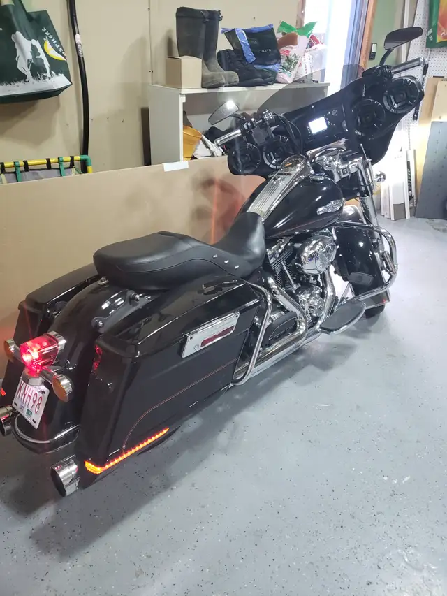 Selling a Harley-Davidson Road King motorcycle. It's in good con in Street, Cruisers & Choppers in Edmonton - Image 8
