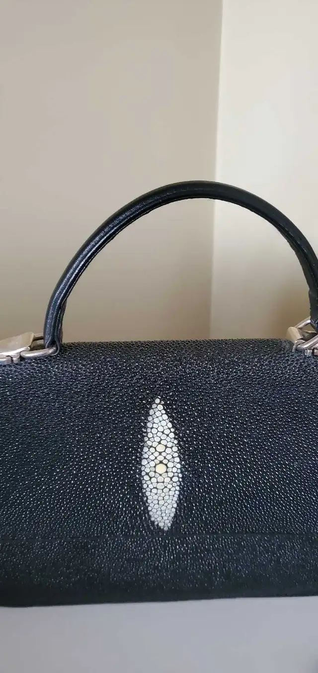 Woman fashion hand bag in Women's - Bags & Wallets in Oshawa / Durham Region - Image 2