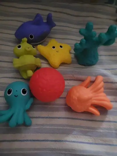 Infantino Aquarium Bath Squirters, a set of eight colorful sea , View more