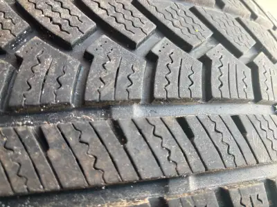 Please contact for details 1 PNEU 225/65R17 WINTER CLAW 2 PNEUS 225/60R17 MAXTREK 2 TIRES 235/55R18...