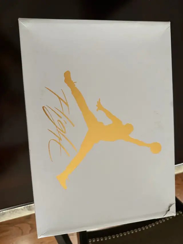 Air Jordan 4 Retro in Men's Shoes in Markham / York Region - Image 3