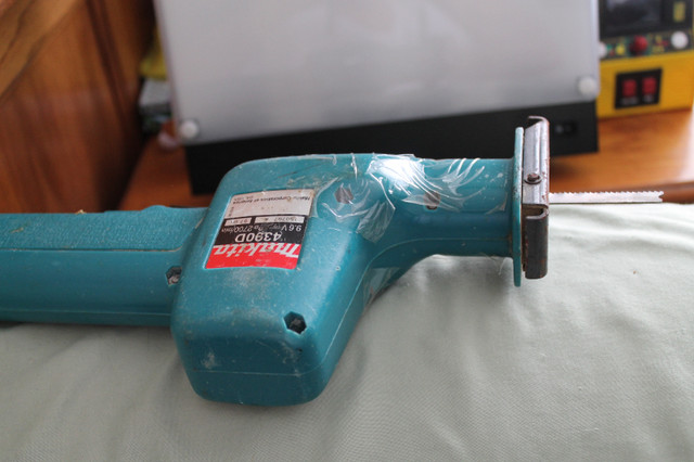 MAKITA 2 X 9.6 VOLT BATTERIES AND RECIPROCATING SAW AND CHARGER in Power Tools in Hamilton - Image 3