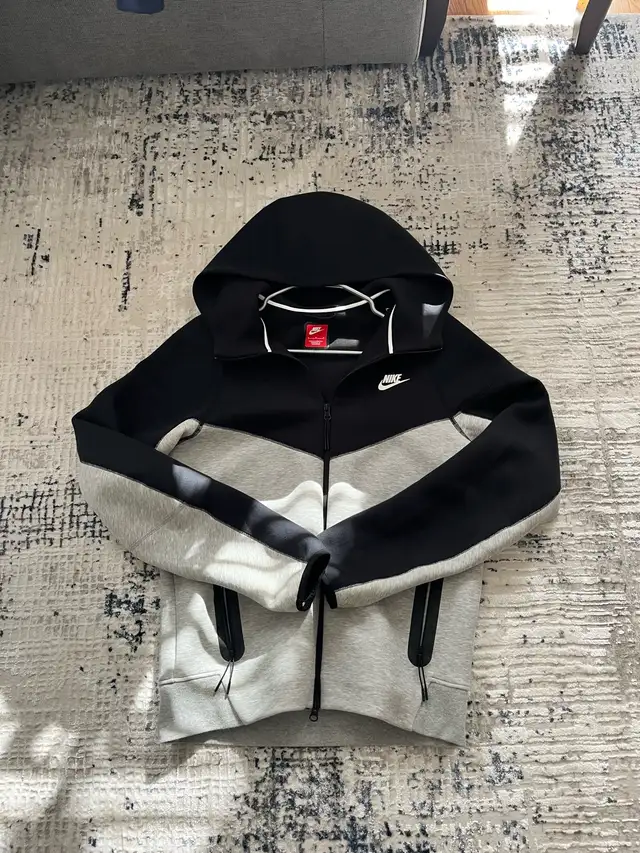 Nike tech in Men's in Mississauga / Peel Region - Image 2
