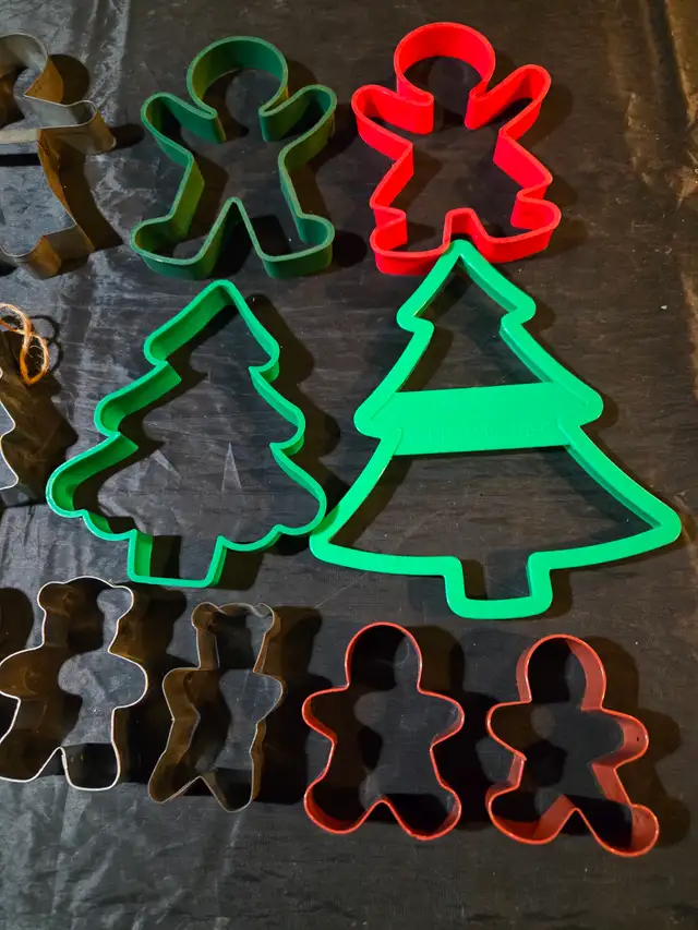 Set of Approx 30 Assorted Christmas Cookie Cutters602765276291409921