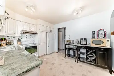 Spacious 2-bed home with fenced yard on quiet street (Rundle)