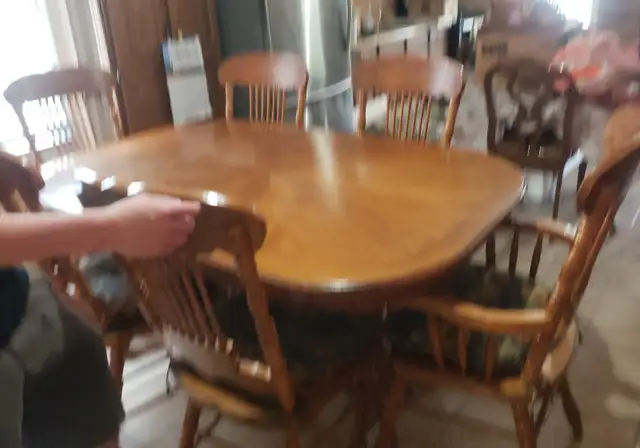 Oak wood pedestal dinning table with 6 matching chairs in Dining Tables & Sets in City of Toronto - Image 3