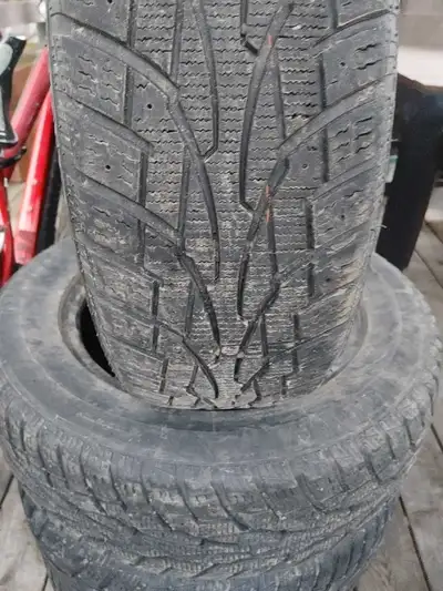 4x Uniroyal tiger paw ice & snow 3. 195/65R15 91T . Usure 8-9/32 au centre