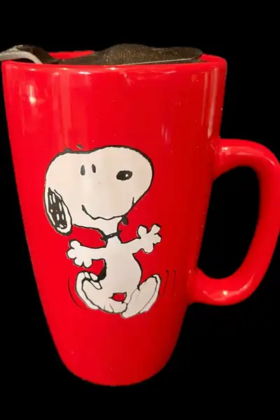 SNOOPY Mug, 18oz ceramic travel mug with secure fit lid New condition!! Bright red colour with white...