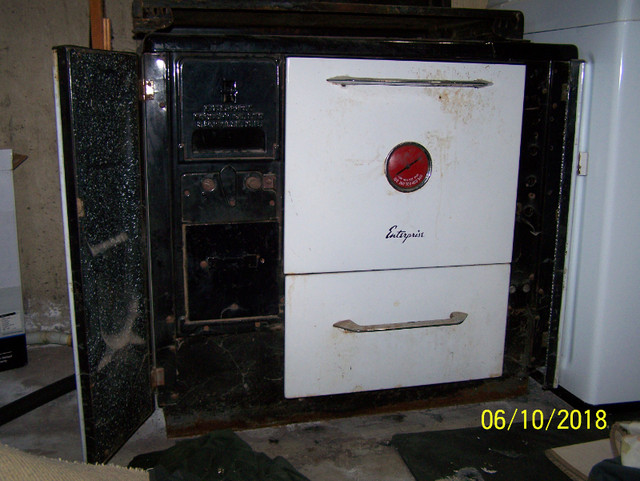 Enterprise kitchen coal/wood stove - ANTIQUE in Stoves, Ovens & Ranges in Saskatoon - Image 3